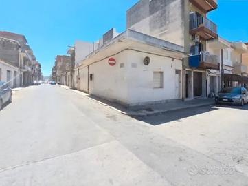 Casa angolare in via Roma