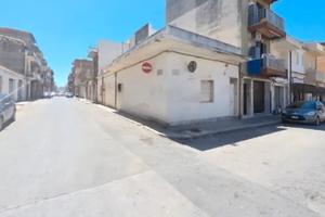 Casa angolare in via Roma