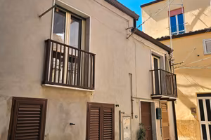 CASA SINGOLA RISTRUTTURATA BUONA POSIZIONE