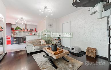 QUATTRO LOCALI SU DUE LIVELLI CON BOX DOPPIO