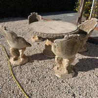 Tavolo in cemento con quattro sedie