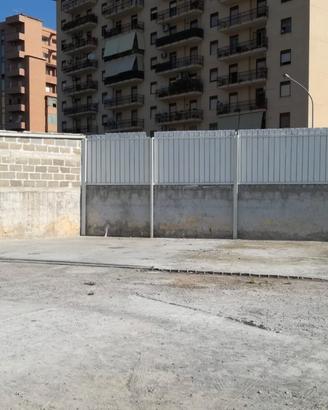 Ampia area adibita a parcheggio