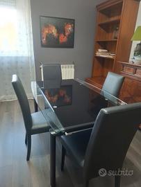 Tavolo in cristallo con sedie