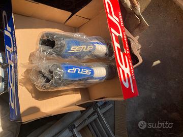 Copertone moto da cross e stivali