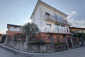 VILLA BIFAMILIARE IN CENTRO CON BOX