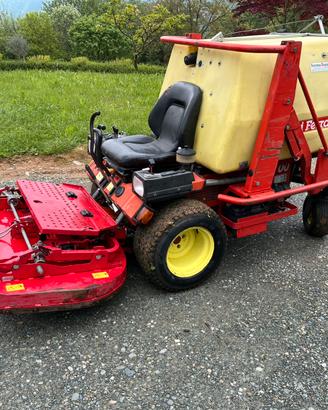 Trattorino taglia erba