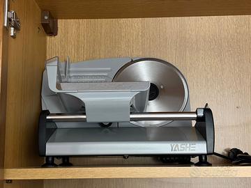 Affettatrice 250 W. Doppia lama