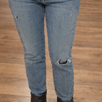 jeans in denim blu con un design distressed