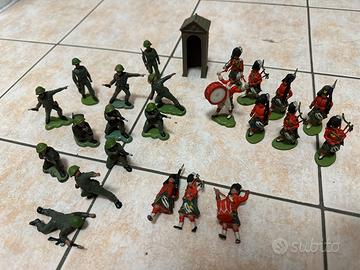 Lotto soldatini con garitta Britains anni 60/70