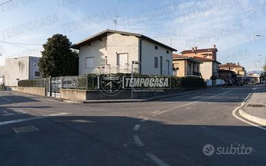 VILLA SINGOLA CON 500mq di giardino in posizione t