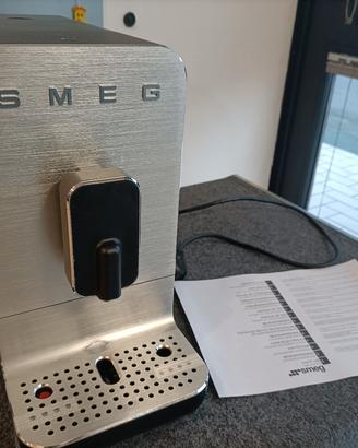 Macchina caffè automatica in grani Smeg