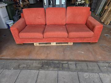 Divano   largo cm 240 alto cm 80 profondo cm  90