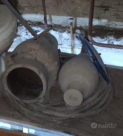 Giara antica e fiasco in terracotta