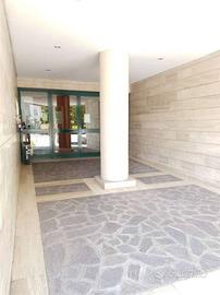 Appartamento di 250 m² con 5 locali e posto auto a