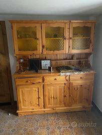 Tavolo con cassapanca e sedie, + credenza.