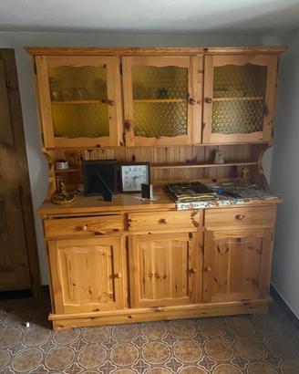 Tavolo con cassapanca e sedie, + credenza.
