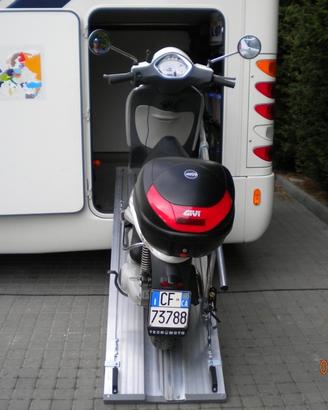 Pedana per scooter su camper