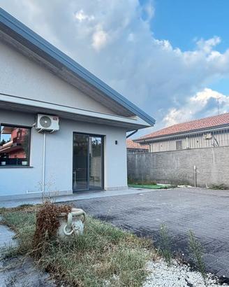 villa recente costruzione con spazio esterno