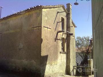 Casa da ristrutturare con giardino