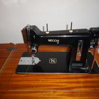 macchina da cucire vintage con mobiletto