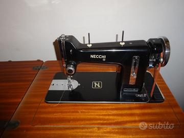macchina da cucire vintage con mobiletto