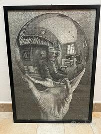 Mano con sfera riflettente