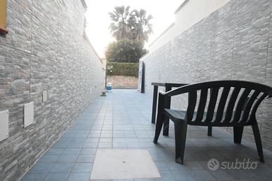 Villa caposchiera con giardino