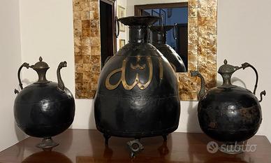 Brocche angloindiane in ottone incise con monete