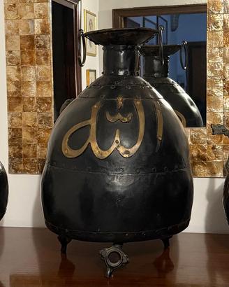 Brocche angloindiane in ottone incise con monete