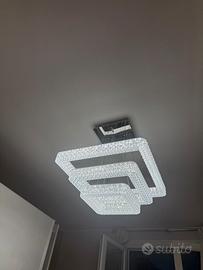 Elegante lampadario con led integrato moderno
