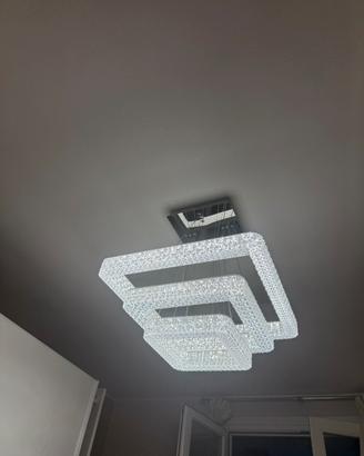 Elegante lampadario con led integrato moderno