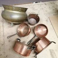 oggetti in rame rosso e giallo 