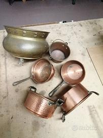 oggetti in rame rosso e giallo 