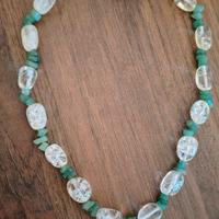 Girocollo Vintage con pietre bianche e verdi 