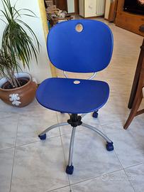 Sedia girevole blu per cameretta/studio.