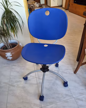 Sedia girevole blu per cameretta/studio.