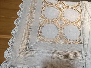 Copriletto  280x220 in puro lino, ricamato a mano