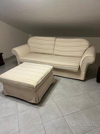 Divano con pouf poggiapiedi