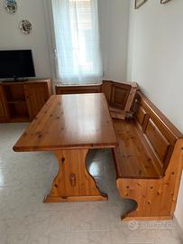 Tavolo con panca ad angolo e mobiletto