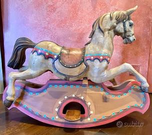 Cavallo a dondolo artigianale