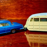 Dinky Toys Mercedes-Benz 200 SE + Caravan 811 