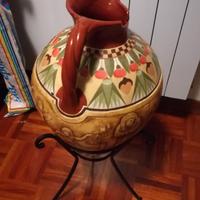 Vaso in cotto decorato con supporto in ferro