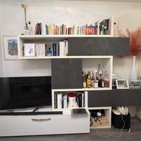 Parete attrezzata con smart TV e soundbar
