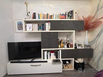 Parete attrezzata con smart TV e soundbar