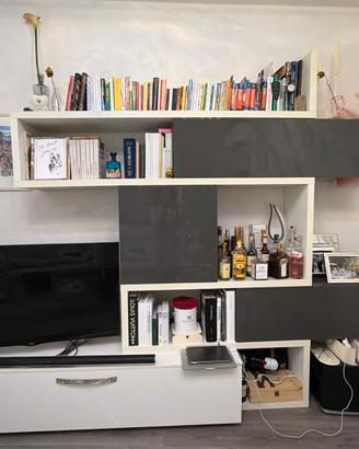 Parete attrezzata con smart TV e soundbar