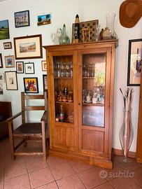 Credenza in legno massello e vetro