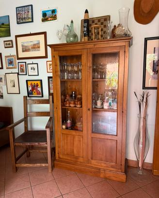 Credenza in legno massello e vetro