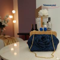 clutch blu in fettuccia di tulle all'uncinetto 