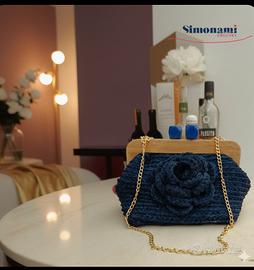 clutch blu in fettuccia di tulle all'uncinetto 