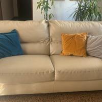 Divano 3 posti beige elegante e comodo